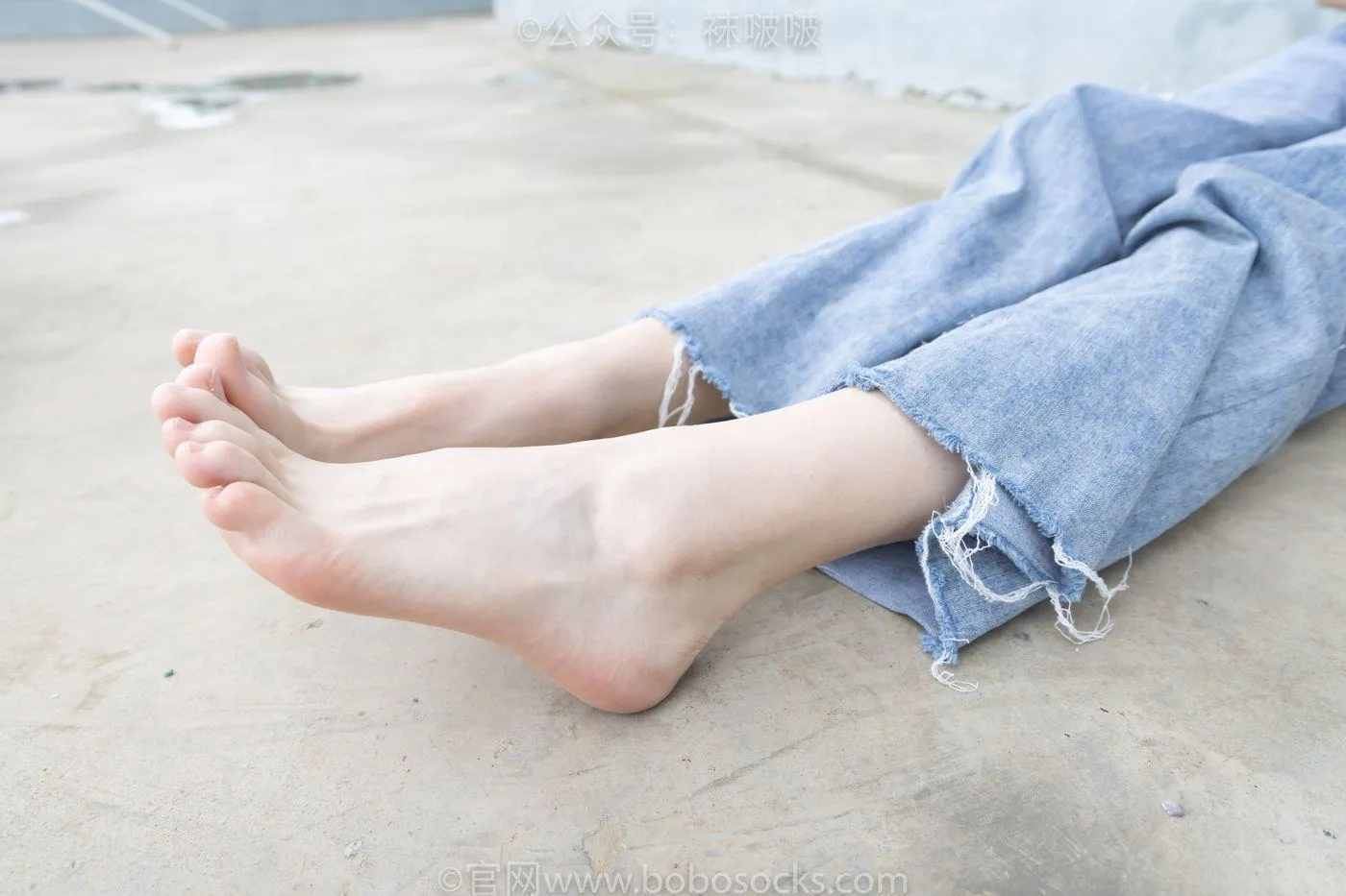 [BoBoSocks袜啵啵]NO.020 熊熊-NB运动鞋、蓝色短棉袜（踩脏）、裸足 [150P]插图4